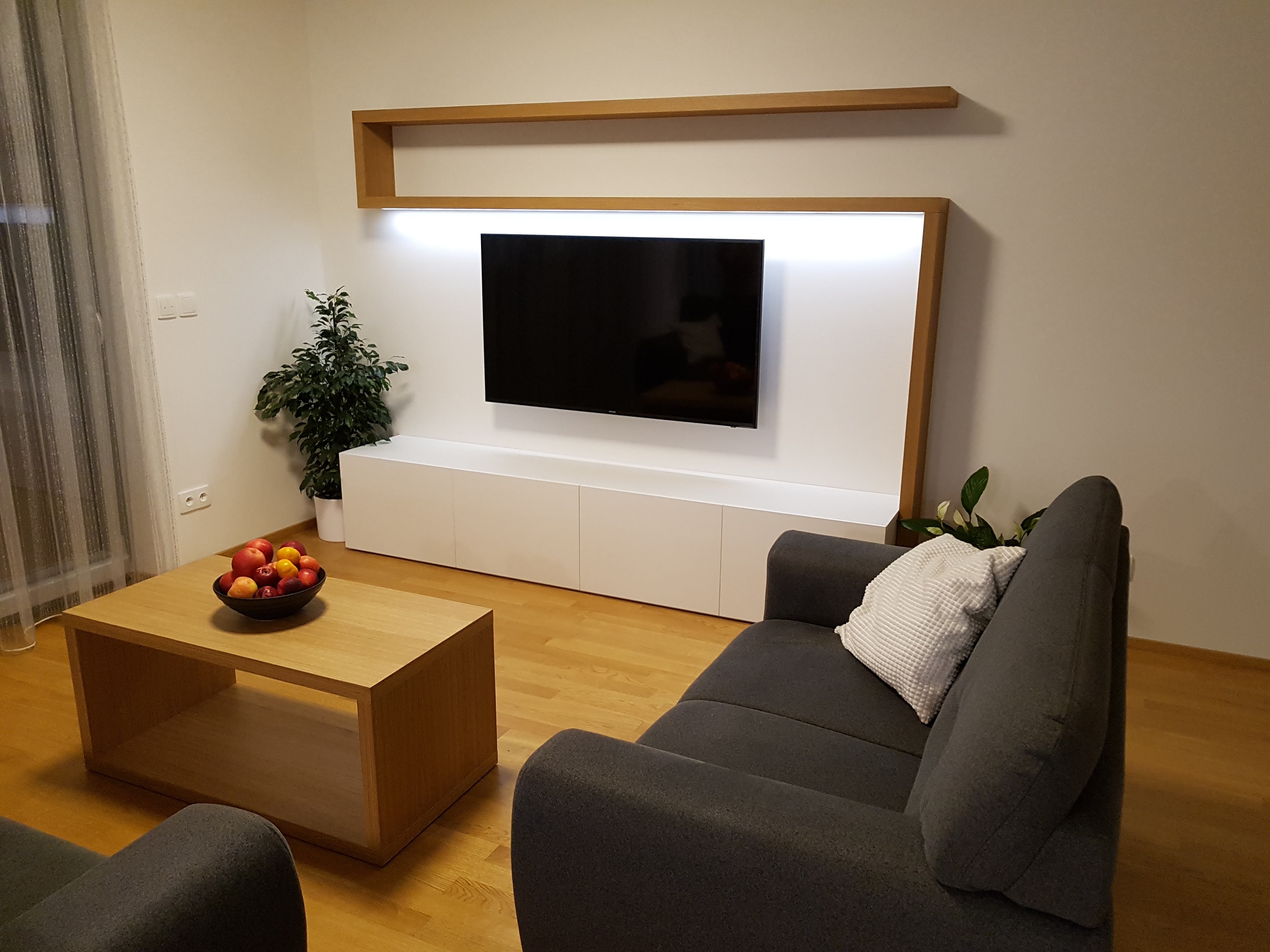 Obývací stěna a stolek